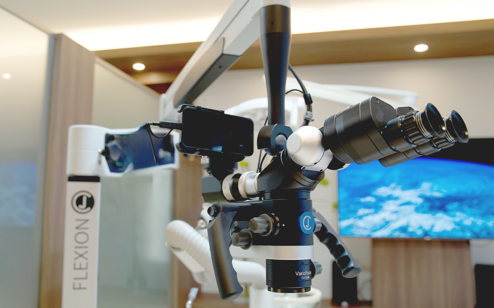 マイクロスコープで「見えない根管」を精密に清掃する